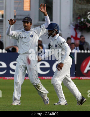 Il Rahul Dravid (a sinistra) dell'India festeggia dopo aver cattato il precedente Matt dell'Inghilterra durante la seconda partita di test Npower a Trent Bridge, Nottingham. Foto Stock