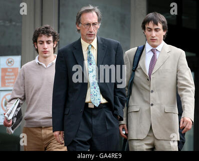 Attore comico e scrittore Chris Langham (al centro) fuori Maidstone Crown Court in Kent accompagnato dai suoi figli, Dafydd Jones-Davies (a sinistra) Siencyn Langham (a destra). Foto Stock