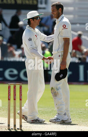 Il capitano dell'Inghilterra Michael Vaughan scuote le mani con il suo bowler Chris Tremlett (a destra) dopo aver perso la seconda partita di prova contro l'India a Trent Bridge, Nottingham. Foto Stock