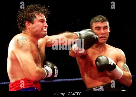 Pugilato - WBF Super Middleweight Championship - Robin Reid / Julio Cesar Vasquez. Julio Cesar Vasquez argentino sferra un colpo su Robin Reid Foto Stock