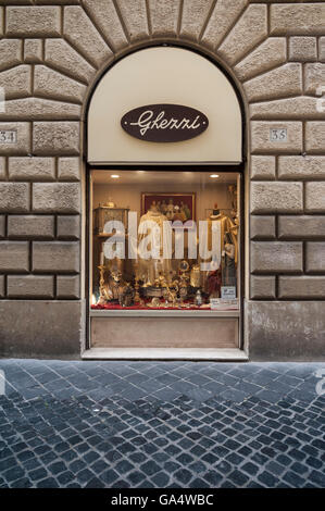 Negozio finestra display che vende paramenti sacri & paraphernalia ai sacerdoti. Roma, Italia Foto Stock