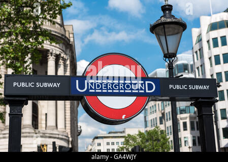 La metropolitana di Londra sign in Trafalgar Square sopra l'entrata di Charing Cross tube station Foto Stock