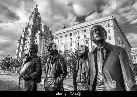 I Beatles statua Pier Head Liverpool Regno Unito monocromatico Foto Stock