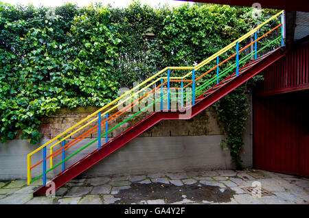 A scala colorata con tutti i colori della porta al piano superiore o in futuro Foto Stock