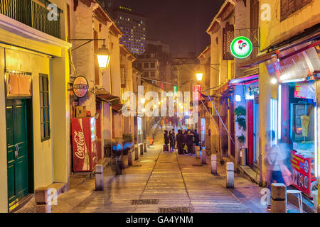 Macao, Cina - 12 Marzo 2016: La Rua da Felicidade strada di notte a Macau, Cina Foto Stock