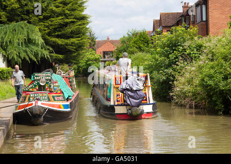 Longboats passando sul canale di Stratford, Stratford upon Avon. Foto Stock