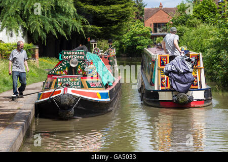 Longboats passando sul canale di Stratford, Stratford upon Avon. Foto Stock