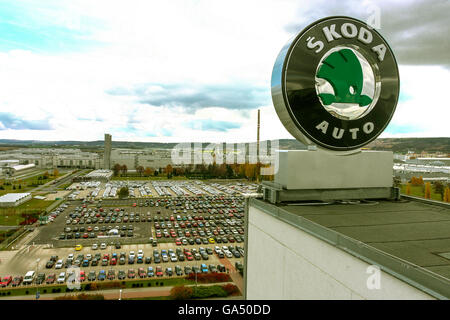 Skoda auto,logo, segno, parcheggio nella parte anteriore della fabbrica di produzione di automobili, Mlada Boleslav, Repubblica Ceca Foto Stock