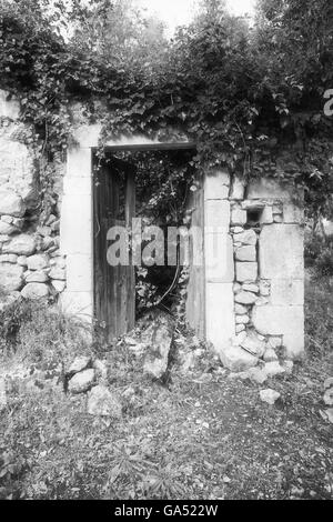 Rovine di un vecchio mulino nella valle del carosello. Antica noto, in Sicilia. Foto Stock