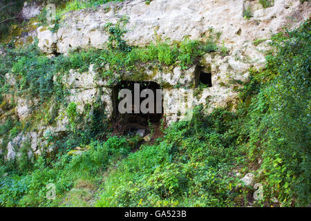 Rovine di un vecchio mulino nella valle del carosello. Antica noto, in Sicilia. Foto Stock