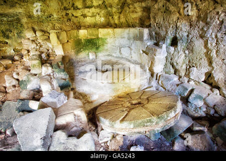 Rovine di un vecchio mulino nella valle del carosello. Antica noto, in Sicilia. Foto Stock