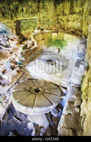 Rovine di un vecchio mulino nella valle del carosello. Antica noto, in Sicilia. Foto Stock