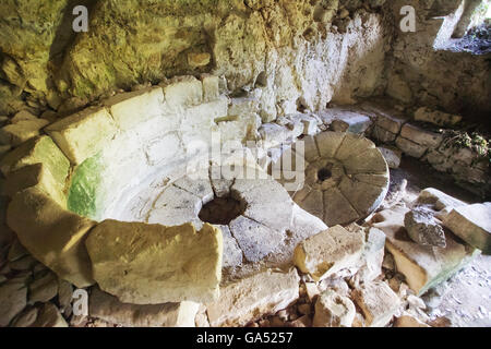 Rovine di un vecchio mulino nella valle del carosello. Antica noto, in Sicilia. Foto Stock