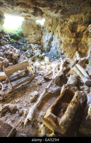 Rovine di un vecchio mulino nella valle del carosello. Antica noto, in Sicilia. Foto Stock