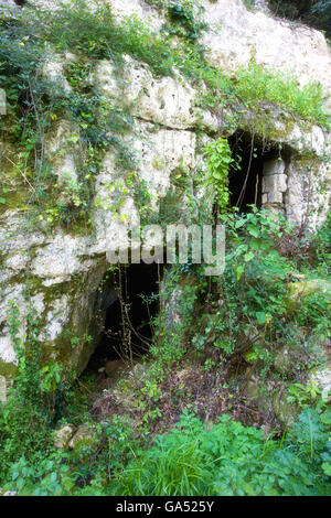 Rovine di un vecchio mulino nella valle del carosello. Antica noto, in Sicilia. Foto Stock