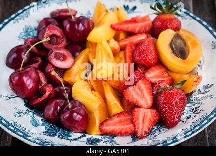 Piastra di fresco succosa frutta affettata - ciliege, albicocche e fragole Foto Stock