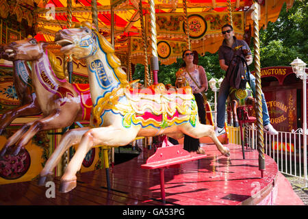 Una giovane coppia godendo il divertimento di una giostra vittoriano nella città di York, England, Regno Unito Foto Stock