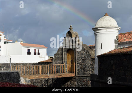 Rainbow sopra la vecchia fortezza di Santa Cruz de la Palma Isole Canarie Spagna UE Foto Stock