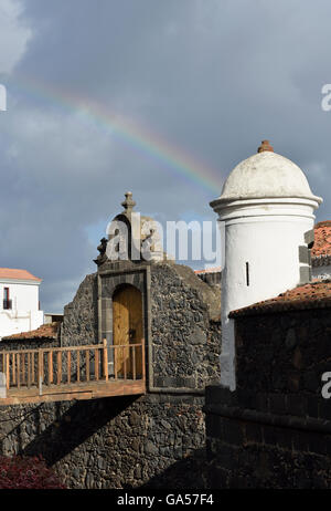 Rainbow sopra la vecchia fortezza di Santa Cruz de la Palma Isole Canarie Spagna UE Foto Stock