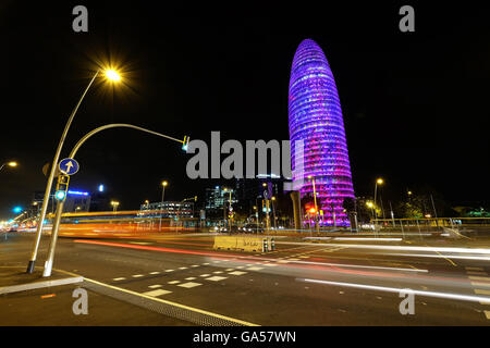 La Torre Agbar illuminato in viola le luci notturne Barcelona Foto Stock