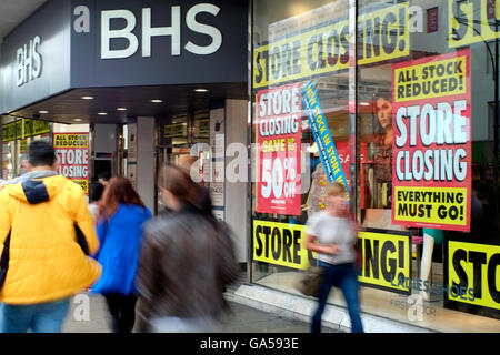 I pedoni a piedi passato la BHS department store in Oxford Street, Londra, Gran Bretagna Giugno30, 2016. Copyright fotografia John Voos Foto Stock