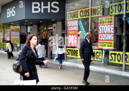 I pedoni a piedi passato la BHS department store in Oxford Street, Londra, Gran Bretagna Giugno30, 2016. Copyright fotografia John Voos Foto Stock