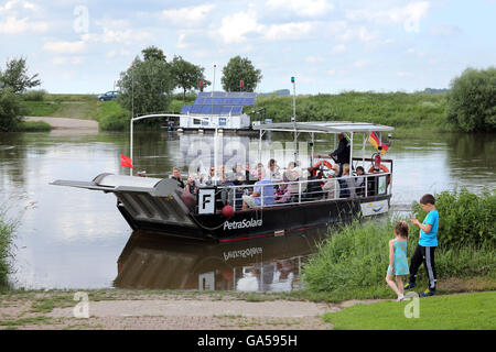 Powered Solar ferry PETRA SOLARA attraverso il fiume Weser vicino Windheim, Germania. Pannello solare stazione per caricare batterie sull'altro lato del fiume. Foto Stock