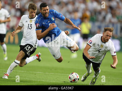 (160703) -- Bordeaux il 3 luglio, 2016 (Xinhua) - Graziano Pelle(C) dell Italia compete durante l'Euro 2016 quarterfinal match tra Germania e Italia a Bordeaux, Francia, 2 luglio 2016. (Xinhua/Bai Xuefei) Foto Stock