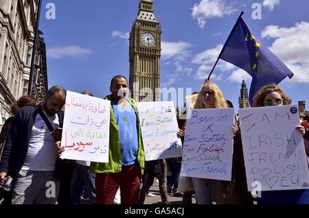 Londra, Regno Unito. 2 Luglio, 2016. Le migliaia di persone in corteo attraverso Londra a opporsi sul 'Brexit' Credit: Marcin Libera/Alamy Live News Foto Stock