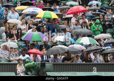 Londra, Regno Unito. 2 Luglio, 2016. Il torneo di Wimbledon Tennis Championships 2016 tenutosi presso il All England Lawn Tennis e Croquet Club di Londra, Inghilterra, Regno Unito. Andy Murray (GBR) [2] v John Millman (AUS) sul Centre Court. Nella foto:- la pioggia smette di giocare. Credito: Duncan Grove/Alamy Live News Foto Stock