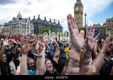 Londra, Regno Unito. 2 Luglio, 2016. Decine di migliaia di pro-UE gli attivisti dare un messicano di onda in un rally in piazza del parlamento in segno di protesta contro la decisione di lasciare l'Unione europea la settimana scorsa il referendum. Credito: Mark Kerrison/Alamy Live News Foto Stock