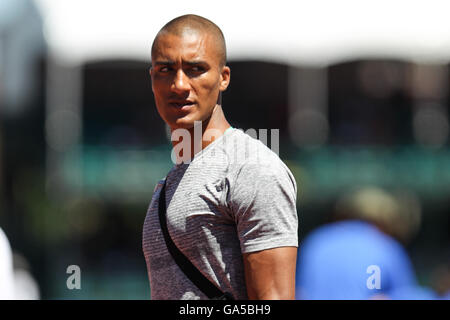 Eugene, Oregon, UK. 2 Luglio, 2016. ASHTON EATON poggia tra gli eventi a USA Track & Field prove olimpiche in campo Haward in Eugene, Oregon il 2 luglio 2016. Foto di David Blair Credito: David Blair/ZUMA filo/Alamy Live News Foto Stock