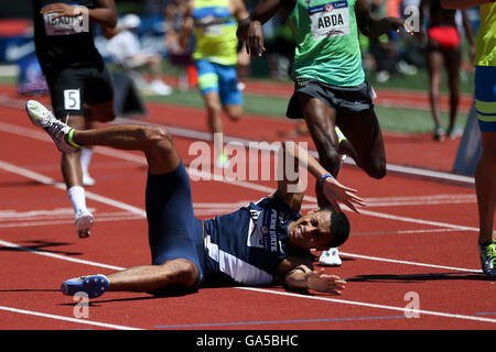 Eugene, Oregon, UK. 2 Luglio, 2016. Isaia HARRIS cade dopo la linea del traguardo in 800 semilavorati in USA Track & Field prove olimpiche in campo Haward in Eugene, Oregon il 2 luglio 2016. Foto di David Blair Credito: David Blair/ZUMA filo/Alamy Live News Foto Stock