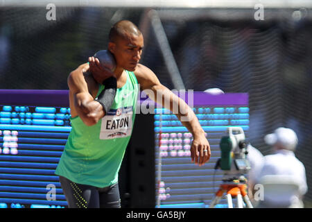 Eugene, Oregon, UK. 2 Luglio, 2016. ASHTON EATON si prepara a lanciare il colpo al USA Track & Field prove olimpiche in campo Haward in Eugene, Oregon il 2 luglio 2016. Foto di David Blair Credito: David Blair/ZUMA filo/Alamy Live News Foto Stock