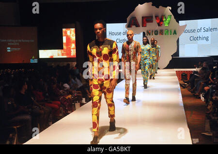 Lagos, Nigeria. 2 Luglio, 2016. Modelli di creazioni presenti durante l'Africa Fashion Week Nigeria 2016 a Lagos, in Nigeria, il 2 luglio 2016. L'Africa Fashion Week Nigeria 2016 calci fuori qui il sabato. Credito: Zhang Baoping/Xinhua/Alamy Live News Foto Stock