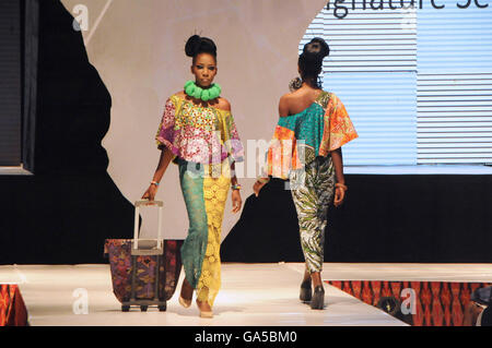 Lagos, Nigeria. 2 Luglio, 2016. Modelli di creazioni presenti durante l'Africa Fashion Week Nigeria 2016 a Lagos, in Nigeria, il 2 luglio 2016. L'Africa Fashion Week Nigeria 2016 calci fuori qui il sabato. Credito: Zhang Baoping/Xinhua/Alamy Live News Foto Stock