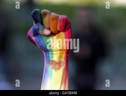 Los Angeles, California, USA. Xiii Giugno, 2016. Migliaia di persone in lutto frequentare una fiaccolata di fronte al Los Angeles City Hall il giorno dopo il massacro di ripresa in un night club per gay in Orlando. © Ringo Chiu/ZUMA filo/Alamy Live News Foto Stock