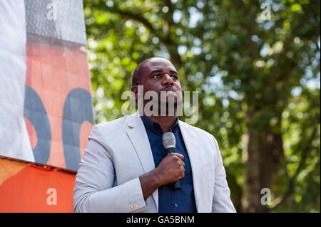 Londra, Regno Unito. Il 2 luglio 2016. La manodopera MP David Lammy risolve la folla si sono riuniti presso la piazza del Parlamento durante il mese di marzo per l'Europa rally. Wiktor Szymanowicz/Alamy Live News Foto Stock