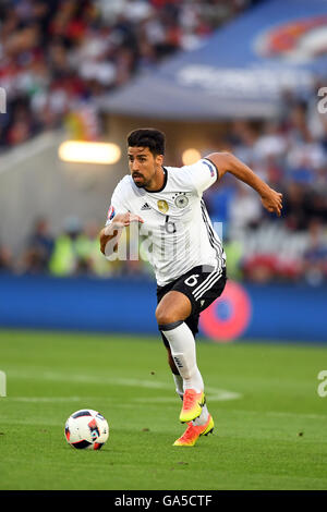 Bordeaux, Francia. 02Luglio, 2016. La Germania Sami Khedira controlla la sfera durante UEFA EURO 2016 quarto di finale di partita di calcio tra Germania e Italia a Stade de Bordeaux in Bordeaux, Francia, 02 luglio 2016. Foto: Federico Gambarini/dpa/Alamy Live News Foto Stock