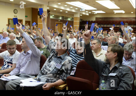 Mosca, Russia. 2 Luglio, 2016. I delegati di partito votare durante la libertà del popolo partito (PARNAS) pre-congresso elettorale a Mosca, in Russia, il 2 luglio 2016. La nuova Duma di Stato sarà eletto il 7 settembre 18. Credito: Pavel Bednyakov/Xinhua/Alamy Live News Foto Stock