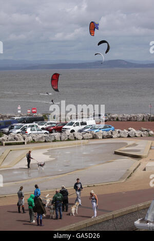 Morecambe Promenade, UK, 3 luglio 2016. La batteria Morecambe è occupato questa mattina con avvolgitore Surfers e cane walkers tenendo la controventatura brezza. Credito: David Billinge/Alamy Live News Foto Stock