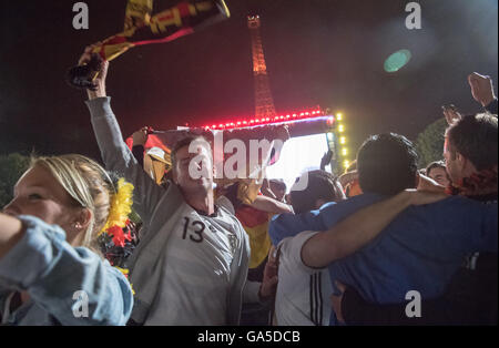 Parigi, Frabce, 2 luglio, 2016. Una folla di tifosi di guardare la trasmissione in diretta del quarto di finale di partita tra Germania e Italia (sede Bordeaux) davanti alla Torre Eiffel a Parigi, Francia 02 luglio 2016. Il gioco è presentato su un 432 metro quadrato sullo schermo. La Germania ha vinto contro Italia con 6:5 Punteggio ottenuto da sanzioni. Credito: dpa picture alliance/Alamy Live News Foto Stock