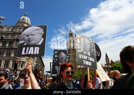 Londra, Regno Unito. 2 Luglio, 2016. Migliaia di persone partecipano in marzo per l'Europa, da Park Lane a Piazza del Parlamento. Protestando per le bugie e disinformazione dal lasciare la campagna, i supporti e i parlamentari che hanno raccontato il popolo britannico durante il 23 giugno UE referendum. Credito: Penelope Barritt/Alamy Live News Foto Stock