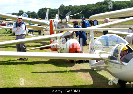 Shobdon airfield, Herefordshire, UK Luglio 2016. I concorrenti di piloti e di godere di una calda giornata di sole con temperature fino a 20c all'aeroporto il giorno 2 di "concorrenza Enterprise' una settimana lungo di scorrevolezza della concorrenza a Shobdon. Foto Stock