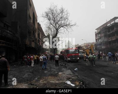 Baghdad. 3 Luglio, 2016. Foto scattata il 3 luglio 2016 mostra l'attentato sito Karrada-Dakhil nel quartiere meridionale di Baghdad, Iraq. Vittime dell attentato attentato all'automobile intrappolata in una affollata area commerciale nella capitale irachena di Baghdad primi Domenica è salito a 124, mentre 142 altri sono stati feriti, un ministero degli interni di detta sorgente. Lo Stato islamico gruppo domenica rivendicato la responsabilità per l'attacco. Credito: Khalil Dawood/Xinhua/Alamy Live News Foto Stock