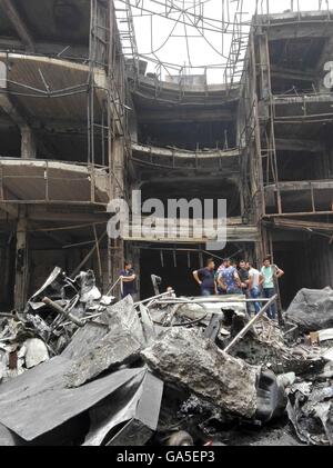 Baghdad. 3 Luglio, 2016. Foto scattata il 3 luglio 2016 mostra l'attentato sito Karrada-Dakhil nel quartiere meridionale di Baghdad, Iraq. Vittime dell attentato attentato all'automobile intrappolata in una affollata area commerciale nella capitale irachena di Baghdad primi Domenica è salito a 124, mentre 142 altri sono stati feriti, un ministero degli interni di detta sorgente. Lo Stato islamico gruppo domenica rivendicato la responsabilità per l'attacco. Credito: Khalil Dawood/Xinhua/Alamy Live News Foto Stock