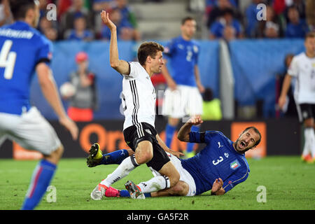 Bordeaux, Francia. 02Luglio, 2016. Germania Thomas Mueller e Italia di Giorgio Chiellini durante UEFA EURO 2016 quarto di finale di partita di calcio tra Germania e Italia a Stade de Bordeaux in Bordeaux, Francia, 02 luglio 2016. Foto: Federico Gambarini/dpa/Alamy Live News Foto Stock