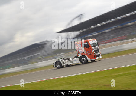 Nuerburg, Germania. 03 Luglio, 2016. L'eroe locale Sascha Lenz va oltre la stadio principale nel suo uomo carrello gara intorno il Mittelrhein Cup Carrello ADAC Grand Prix da Erwin Kleinnagelvoort (NL) di Scania a carrello ADAC Gran Premio del Nurburgring in Nuerburg, Germania, 03 luglio 2016. Foto: THOMAS FREY/DPA/Alamy Live News Foto Stock