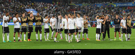 Bordeaux, Francia. 02Luglio, 2016. I giocatori tedeschi celebrare dopo la UEFA EURO 2016 quarto di finale di partita di calcio tra Germania e Italia a Stade de Bordeaux in Bordeaux, Francia, 02 luglio 2016. Foto: Arne Dedert/dpa/Alamy Live News Foto Stock