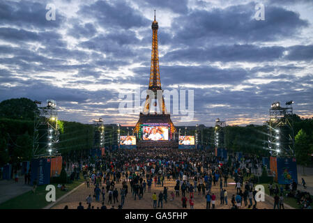 Una folla di tifosi di guardare la trasmissione in diretta del quarto di finale di partita tra Germania e Italia (sede Bordeaux) davanti alla Torre Eiffel a Parigi, Francia 02 luglio 2016. Il gioco è presentato su un 432 metro quadrato sullo schermo. La Germania ha vinto contro Italia con 6:5 Punteggio ottenuto da sanzioni. Foto: Peter Kneffel/dpa Foto Stock